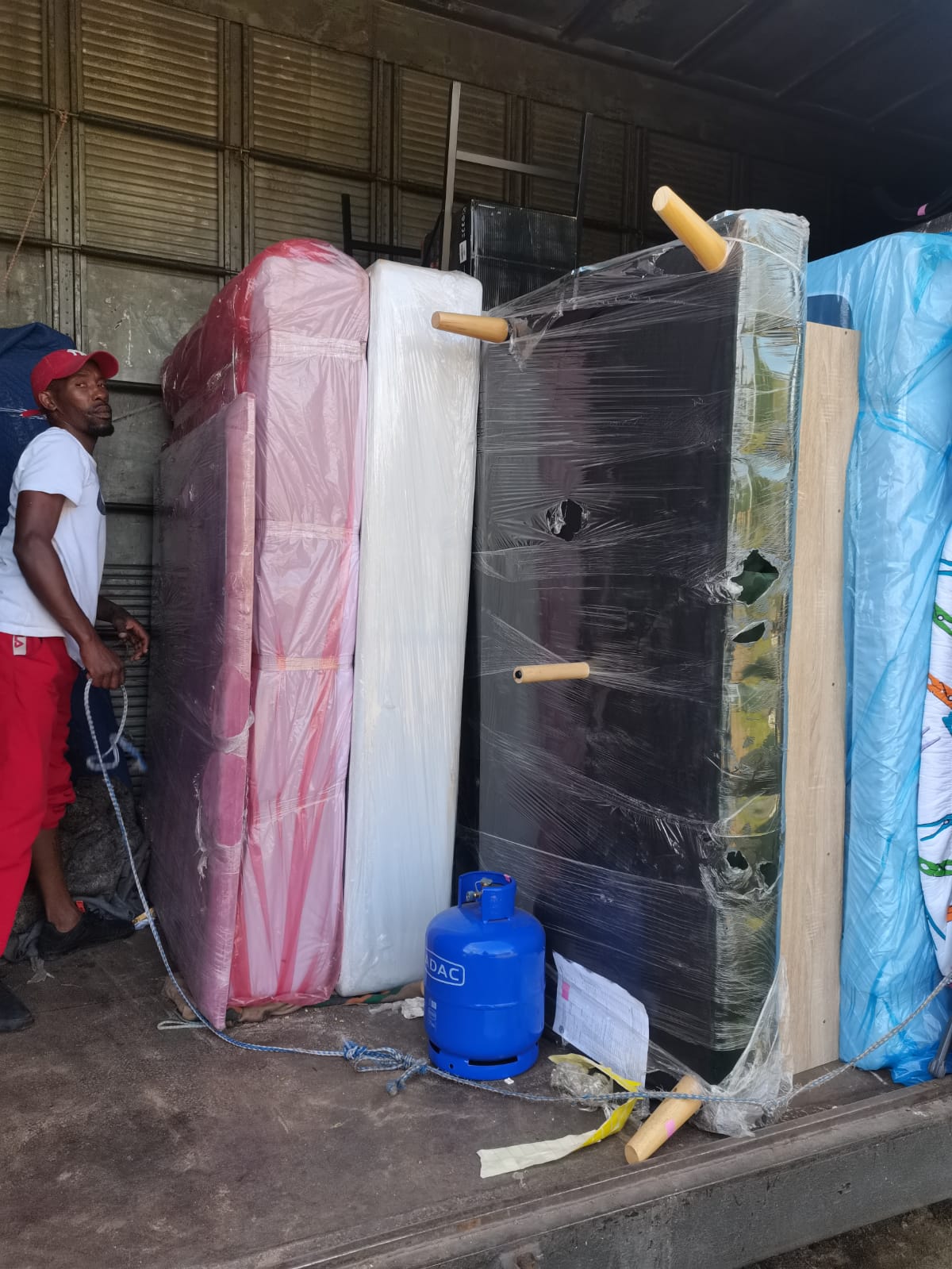 Wize Furniture Removal team member and truck in Cape Town